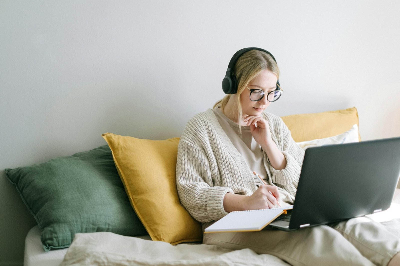 https://www.pexels.com/photo/photo-of-woman-taking-notes-4458554/